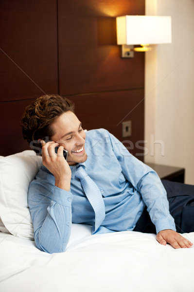 Erfreut junger Mann kommunizieren Partner Telefon entspannt Stock foto © stockyimages