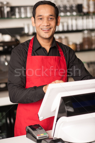 Wesoły barista pracowników pieniężnych Licznik asian Zdjęcia stock © stockyimages