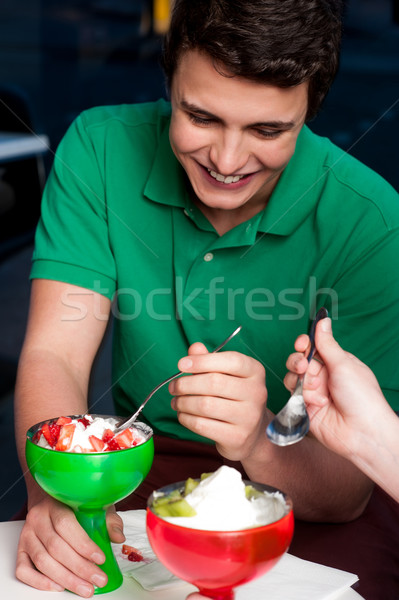 年輕 傢伙 享受 誘人的 甜點 微笑 商業照片 © stockyimages