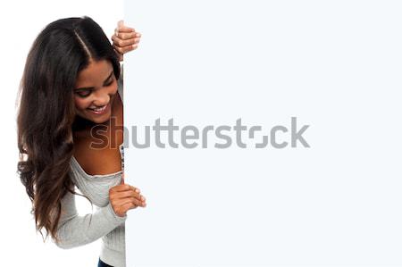 Lieu société annonce ici séduisant jeune femme Photo stock © stockyimages