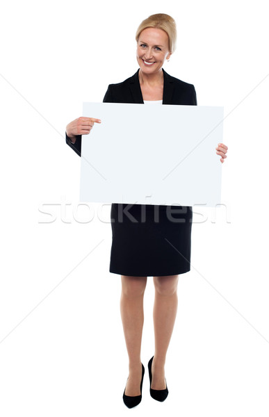 Stockfoto: Vrouwelijke · uitvoerende · wijzend · witte · advertentie · boord