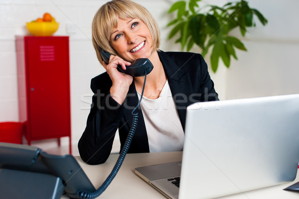 Foto stock: Alegre · senhora · comprometido · conversa · mulher · mesa · de · escritório