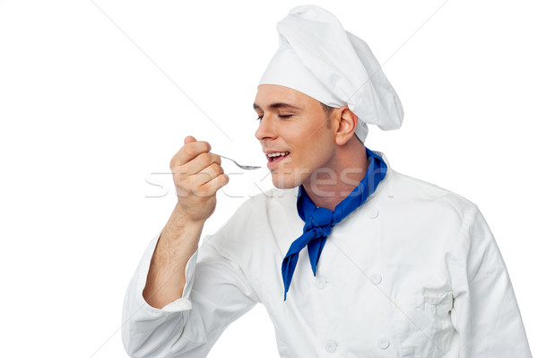 Masculina chef degustación alimentos jóvenes plato Foto stock © stockyimages