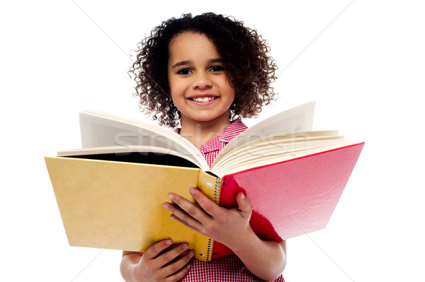 Aanbiddelijk schoolmeisje lezing boek glimlach glimlachend Stockfoto © stockyimages