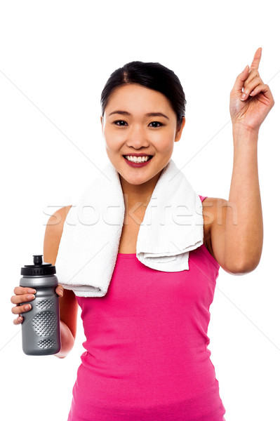 ストックフォト: 笑みを浮かべて · フィットネス女性 · ボトル · タオル · 周りに