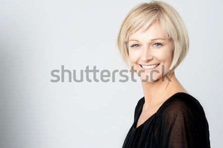 Femeie zambitoare gri zâmbitor femeie Imagine de stoc © stockyimages