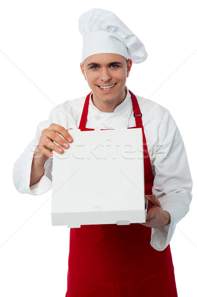 Jóvenes chef mirando delicioso pizza sonriendo Foto stock © stockyimages