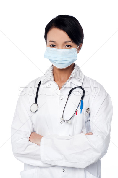 Tineri femeie chirurg faţă masca Imagine de stoc © stockyimages