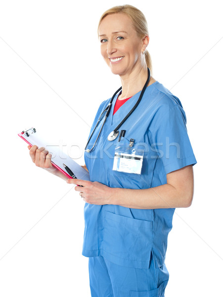Tapasztalt női orvos vágólap tart hordoz Stock fotó © stockyimages
