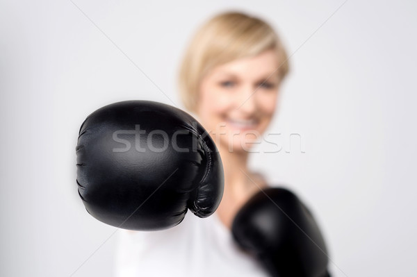 Pronto sfidare donna nero guantoni da boxe Foto d'archivio © stockyimages