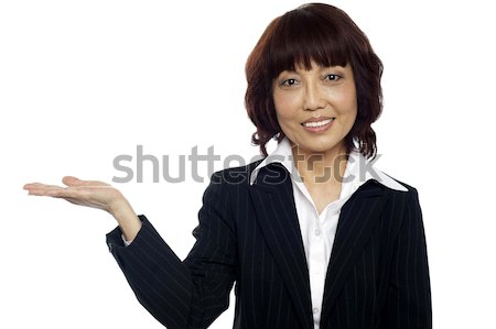 Primer plano femenino ejecutivo senalando lejos espacio de la copia Foto stock © stockyimages