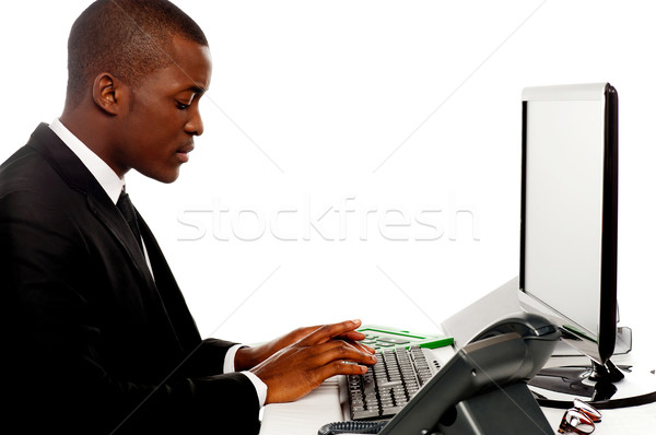 Foto stock: Vista · lateral · masculina · secretario · escribiendo · teclado · de · trabajo