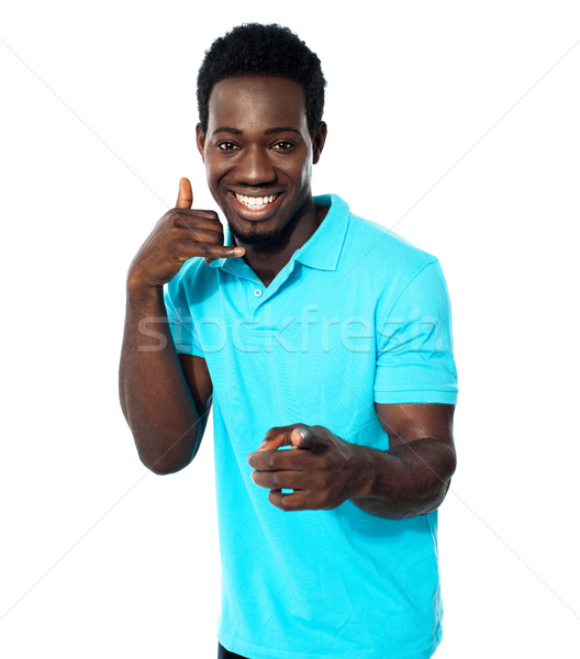 Appelez-moi puce africaine Guy appel geste Photo stock © stockyimages