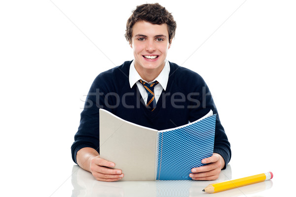 Junge Hälfte jährlich Prüfungen halten Notebook Stock foto © stockyimages