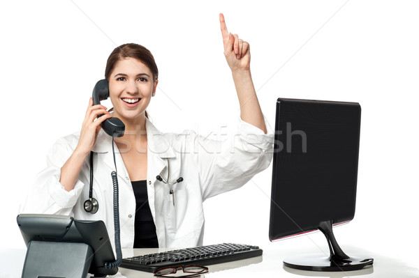 Foto stock: Femenino · médico · excitado · alegre · ordenador