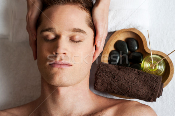 Tineri masculin tratament balnear om faţă Imagine de stoc © stockyimages
