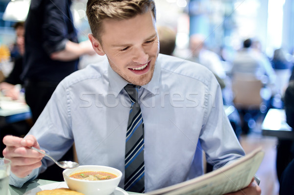 Wow groß News glücklich Executive Lesung Stock foto © stockyimages