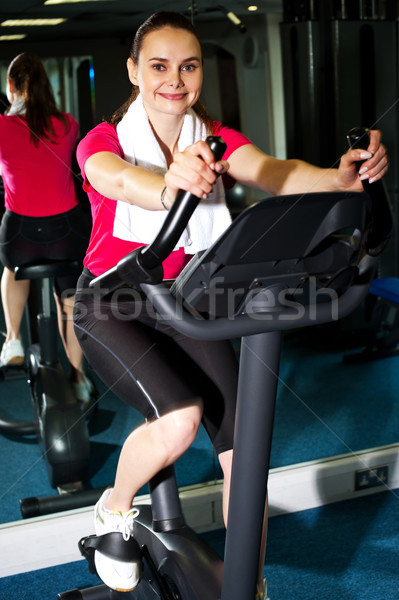 Femeie ciclism sală de gimnastică fericit exercita Imagine de stoc © stockyimages