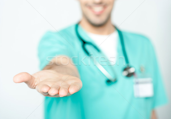 Orvos mutat pálma kamerába kép férfi orvos Stock fotó © stockyimages