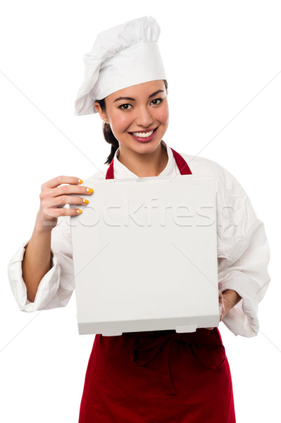 Sonriendo femenino chef apertura caja de pizza hermosa Foto stock © stockyimages