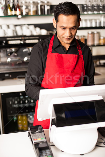 Barista pracowników pieniężnych Licznik młodych mężczyzna Zdjęcia stock © stockyimages