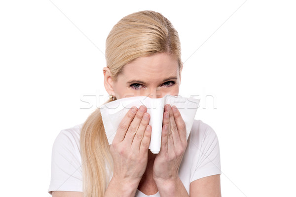 Omg rece bolnav femeie suflat nasul femeie Imagine de stoc © stockyimages