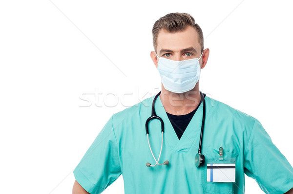 Placere medic de sex masculin prezinta masca chirurgicala medic Imagine de stoc © stockyimages