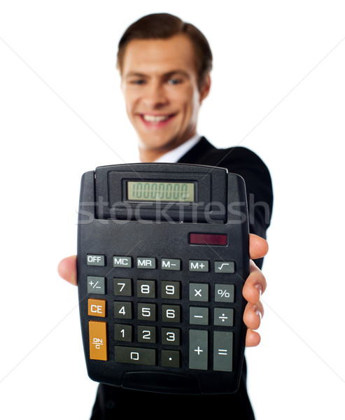Moderne zakenman tonen calculator glimlachend geïsoleerd Stockfoto © stockyimages