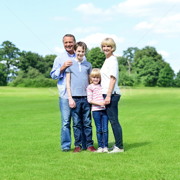 Foto stock: Sonriendo · padres · ninos · parque · familia · feliz · cuatro