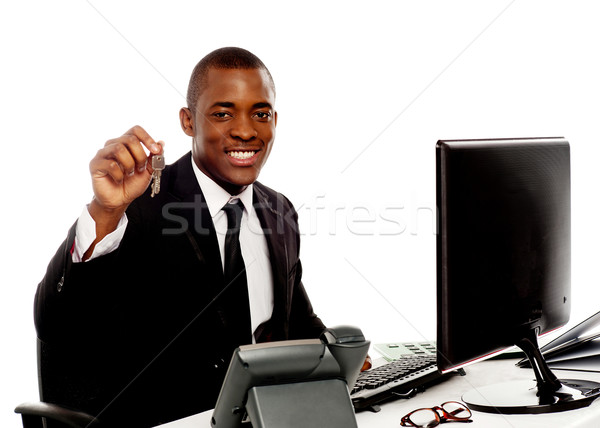 Menedzser mutat iroda kulcsok kamerába izolált Stock fotó © stockyimages