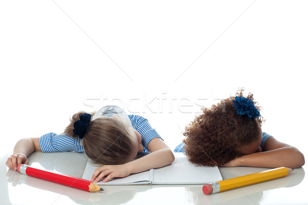 Imagine de stoc: Tineri · copii · dormit · sală · de · clasă · creion
