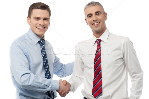 Guapo jóvenes apretón de manos sonriendo gente de negocios Foto stock © stockyimages