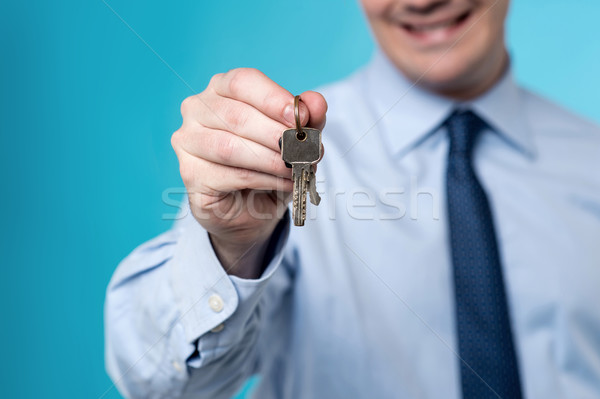 Agent imobiliar chei acasă imagine oferind casă Imagine de stoc © stockyimages