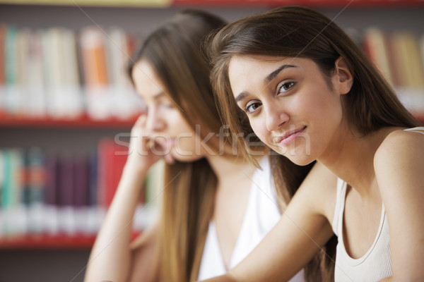 Estudiantes biblioteca femenino universidad amigos educación Foto stock © stokkete