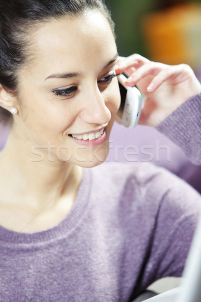 Jungen lächelnde Frau Telefon Frauen Telefon Fenster Stock foto © stokkete