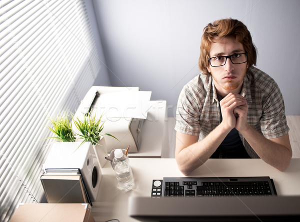 Vervelend baan jonge vervelen man kantoor Stockfoto © stokkete