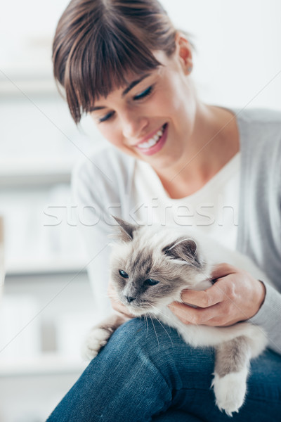 Glimlachende vrouw knuffelen kat glimlachend jonge vrouw Stockfoto © stokkete