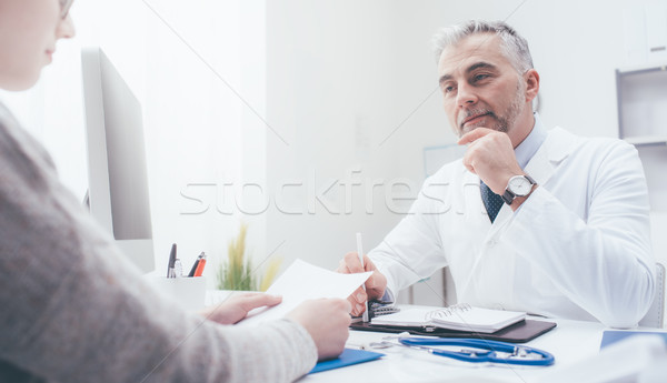 [[stock_photo]]: Médecin · réunion · patient · bureau · écouter · femme