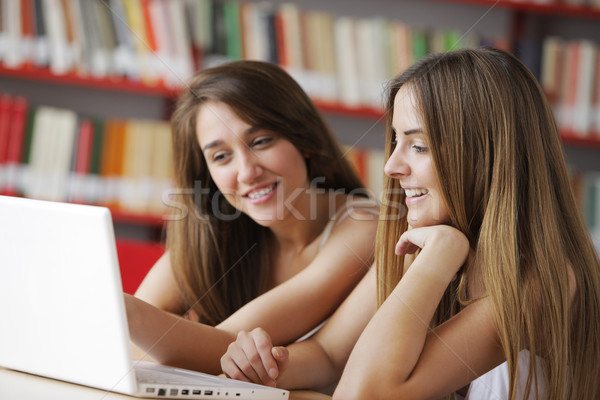 Stock foto: Laptop · Studenten · glücklich · zwei · jungen · junge · Frauen
