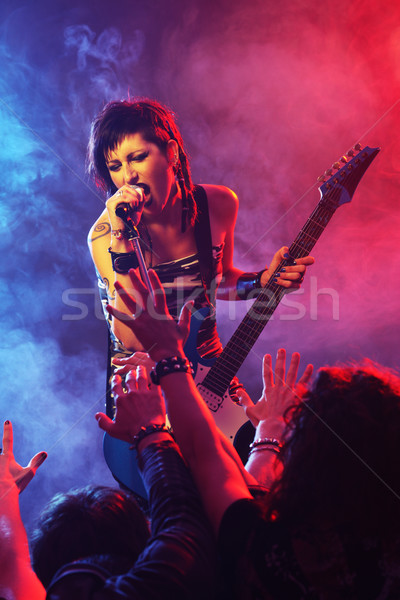 Rocksztár női énekes gitáros kő koncert Stock fotó © stokkete