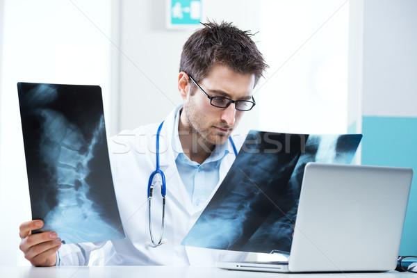 Radioloog examen professionele onderzoeken Xray afbeelding Stockfoto © stokkete