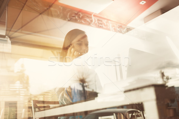 Vrouw telefoongesprek bar jonge glimlachende vrouw vergadering Stockfoto © stokkete