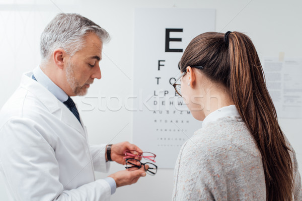 女子 選擇 對 眼鏡 眼科檢查 眼科醫生 商業照片 © stokkete