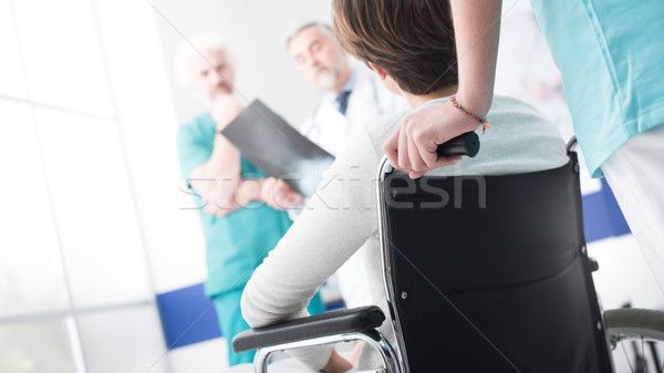 Orvosok mozgássérült röntgen profi megvizsgál nővér Stock fotó © stokkete