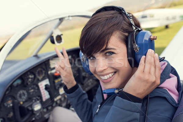 Pilóta repülőgép pilótafülke mosolyog női fény Stock fotó © stokkete