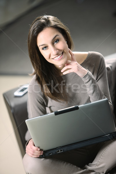 Genç kadın kanepe dizüstü bilgisayar ev rahatlatıcı kahverengi Stok fotoğraf © stokkete