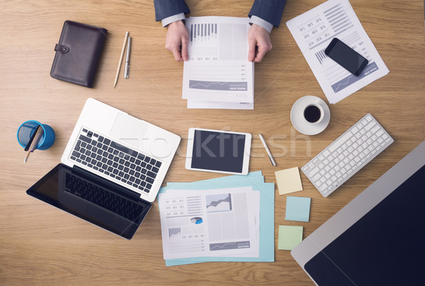 Foto stock: Empresário · trabalhar · financeiro · relatórios · trabalhando · mesa · de · escritório