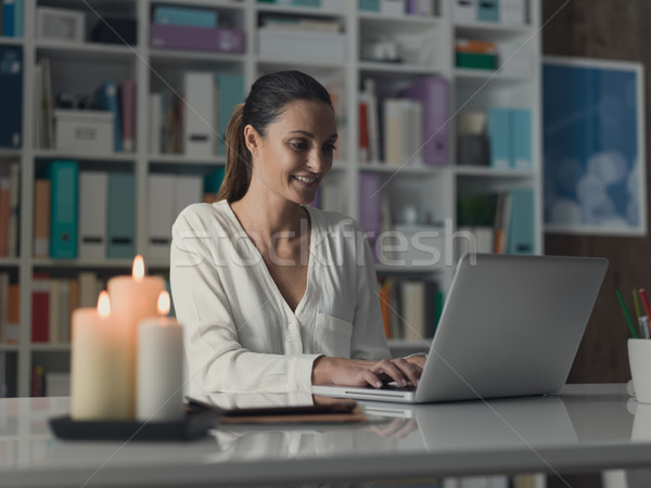 Nő megnyugtató otthon kapcsolódik számítógép mosolygó nő Stock fotó © stokkete