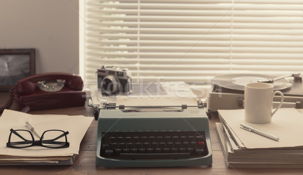 Stock foto: Schriftsteller · Journalist · Jahrgang · Desktop · Schreibmaschine · Kamera