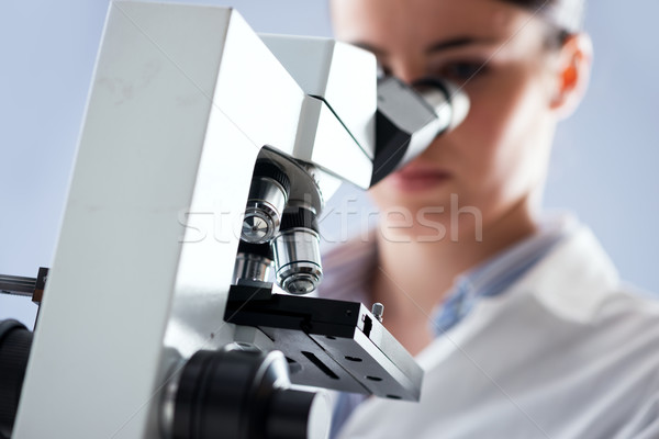 Mikroszkopikus elemzés minták női kutató mikroszkóp Stock fotó © stokkete